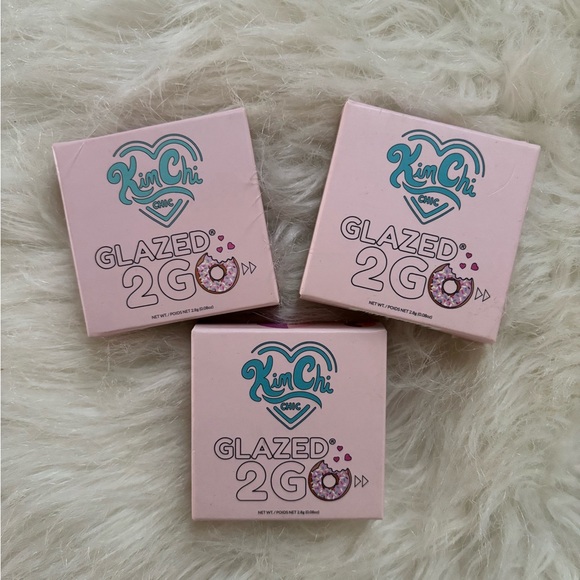 3 KimChi Chic Pressed Pigment Duo - GTG05 Cinq Pink and Gold makeup - Picture 2 of 3